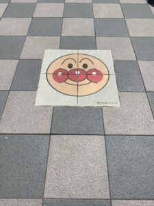 駅前の平たいアンパンマン